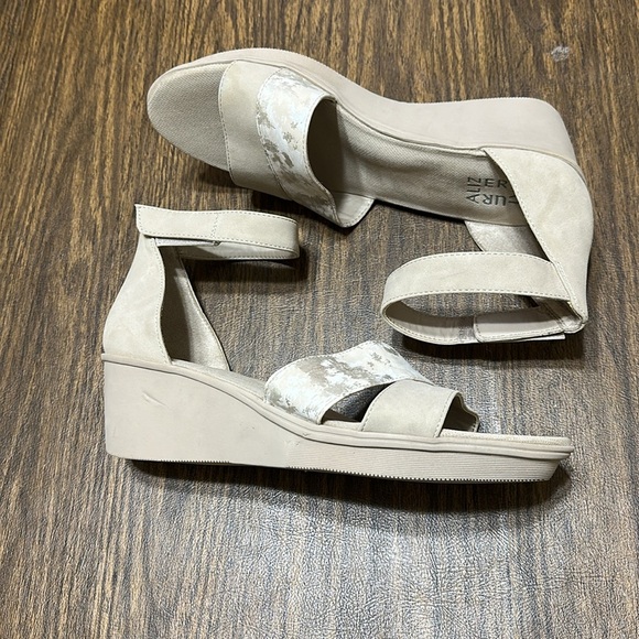 Naturalizer Women's Theron Beige/ Gold Wedge Sandals, Size 9 - Picture 8 of 13